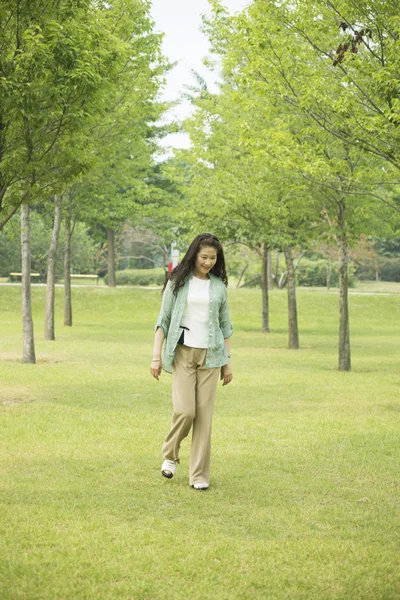 Old people go for a stroll — Stock Photo, Image