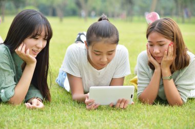 Kadınlar eğilimli çim üzerinde yalan