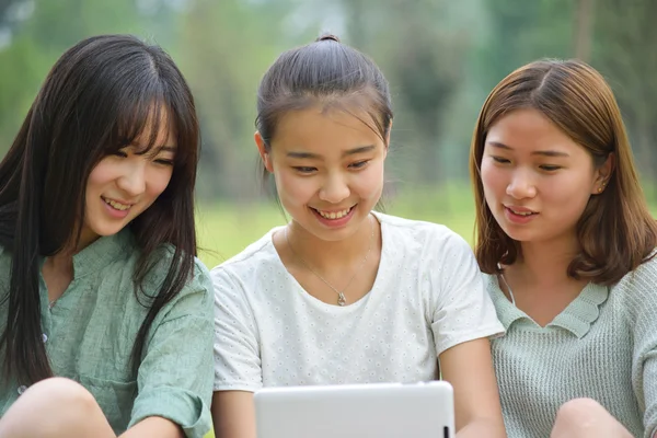 Imagen de tres mujeres — Foto de Stock