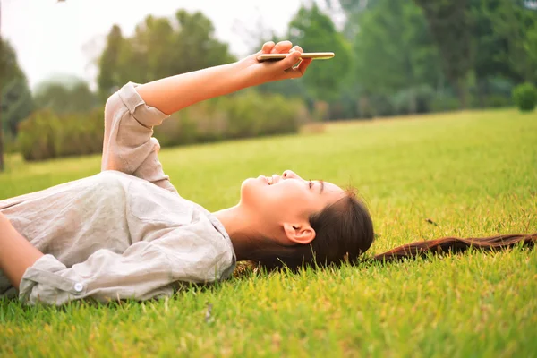 Guarda la ragazza del cellulare — Foto Stock