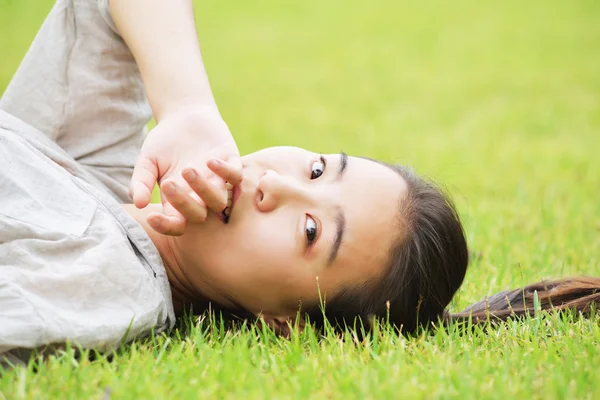 Fille couchée dans l'herbe — Photo