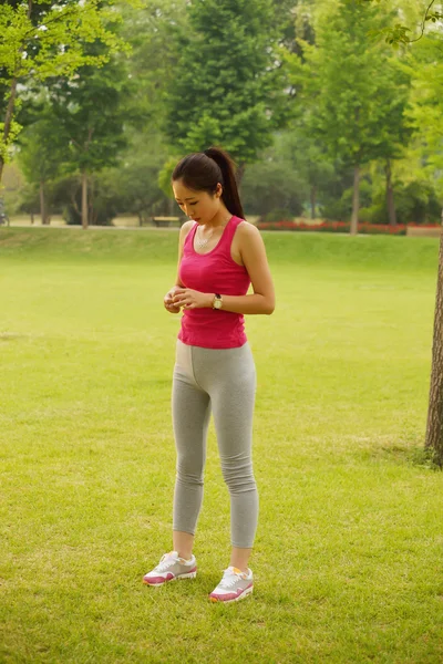 Correr con una chica — Foto de Stock