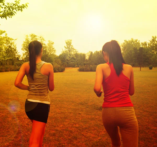 Vrouw uitgevoerd in de zon — Stockfoto