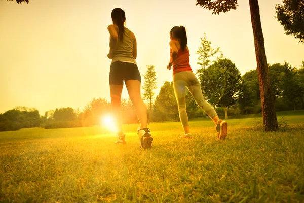 Mujer corriendo bajo el sol — Foto de Stock