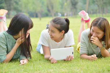 Kadınlar eğilimli çim üzerinde yalan