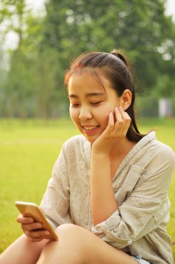 Cep telefonu kıza bak