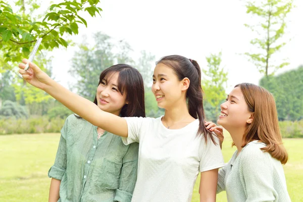 三个女孩自拍照在草地上 — 图库照片