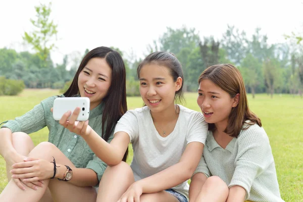 三个女孩自拍照在草地上 — 图库照片