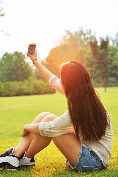 Selfie filles sur l'herbe — Photo