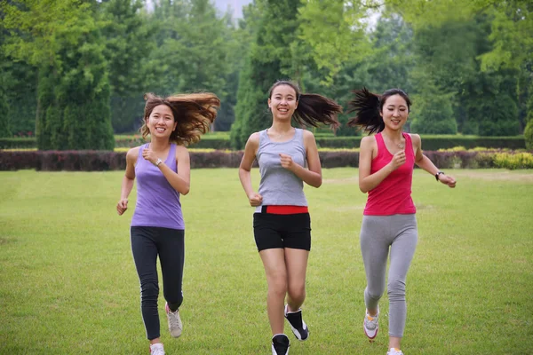 Correr chicas fitness — Foto de Stock