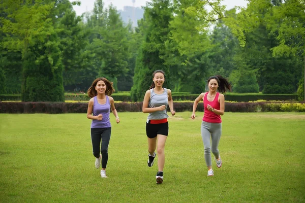 Correr chicas fitness — Foto de Stock