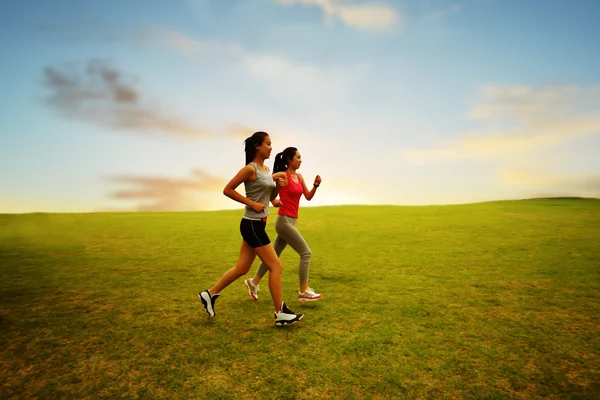 Duas meninas correndo — Fotografia de Stock