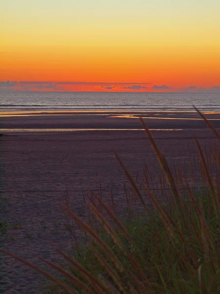 Pôr do sol na praia — Fotografia de Stock