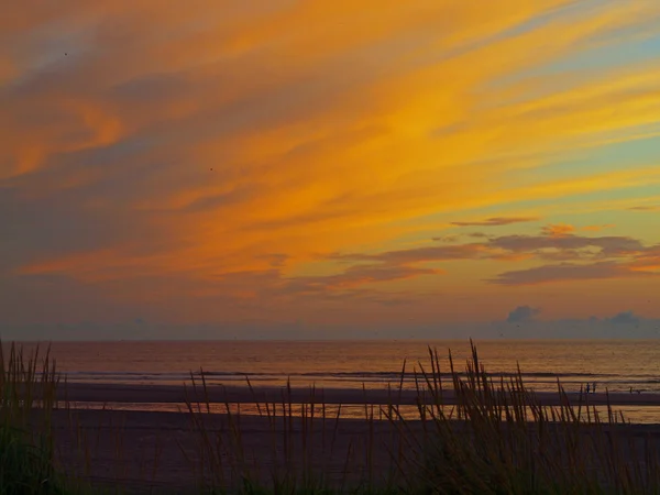 Pôr do sol na praia — Fotografia de Stock