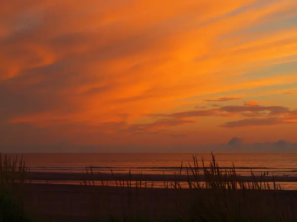 Pôr do sol na praia — Fotografia de Stock