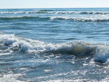 güneşli bir okyanus dalgaları