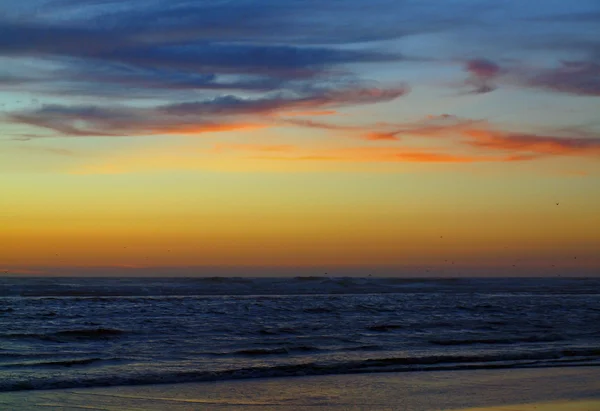 Zonsondergang op het strand — Stockfoto