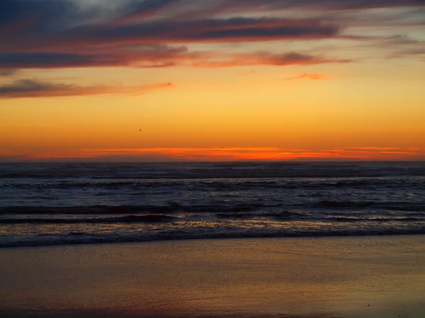 Zonsondergang op het strand — Stockfoto