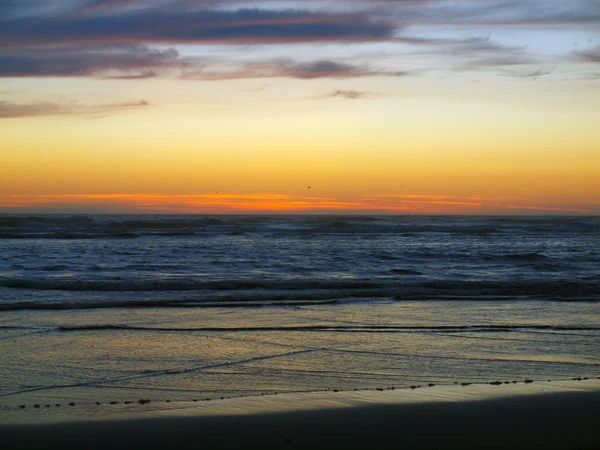 Zonsondergang op het strand — Stockfoto