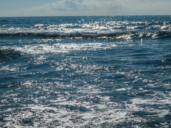 Oceánu vlny narážely na pláži za jasného dne — Stock fotografie