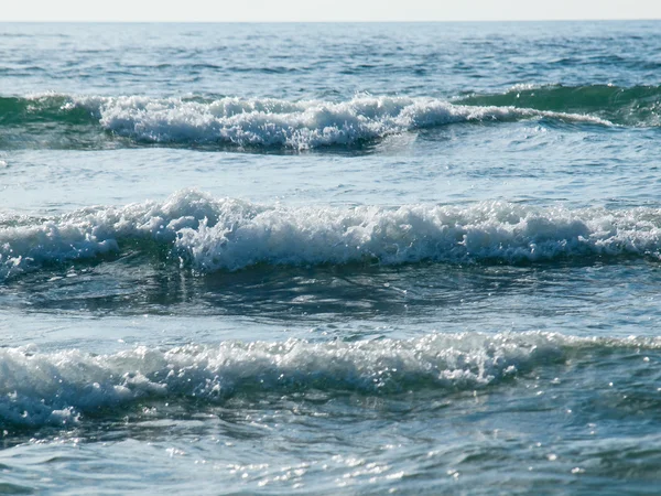 Oceánu vlny narážely na pláži za jasného dne — Stock fotografie