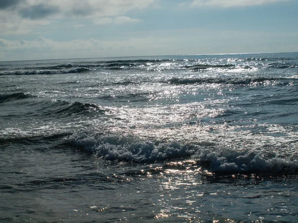 Oceánu vlny narážely na pláži za jasného dne — Stock fotografie