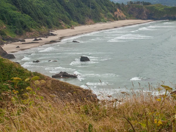 Widok z kamienistej plaży — Zdjęcie stockowe