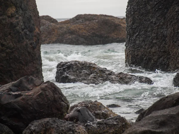 Onde oceaniche che si infrangono sulla roccia — Foto Stock