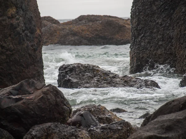 Oceaan golven op rots — Stockfoto