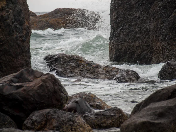 Ondas oceânicas batendo na rocha — Fotografia de Stock