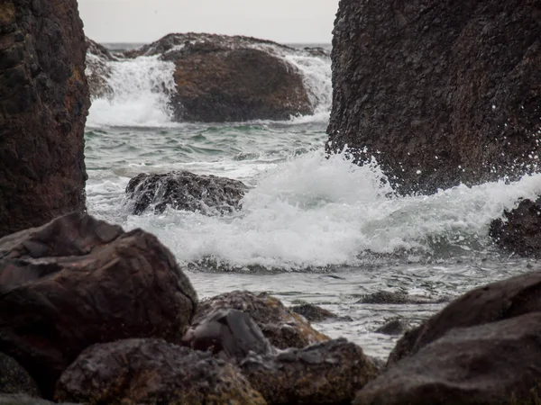 Onde oceaniche che si infrangono sulla roccia — Foto Stock
