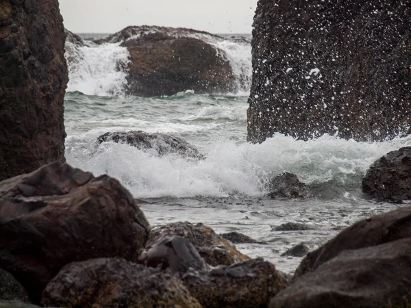 Meereswellen krachen auf Felsen — Stockfoto