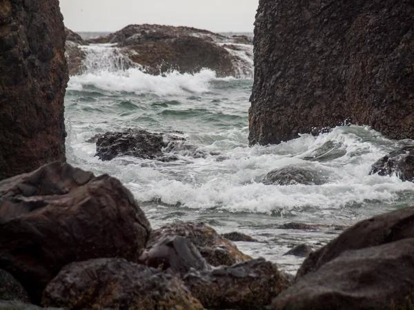 Océano Ondas estrellándose en la roca — Foto de Stock