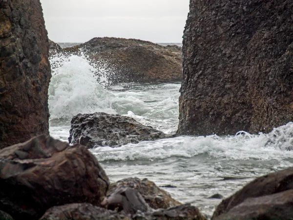 Океанські хвилі розбилися на скелі — стокове фото