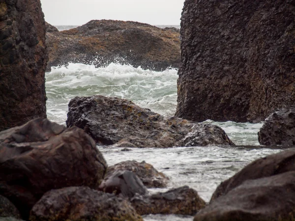 Ondas oceânicas batendo na rocha — Fotografia de Stock