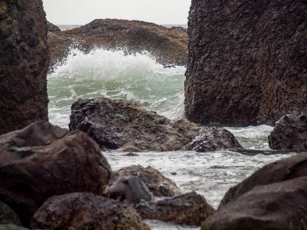 Meereswellen krachen auf Felsen — Stockfoto