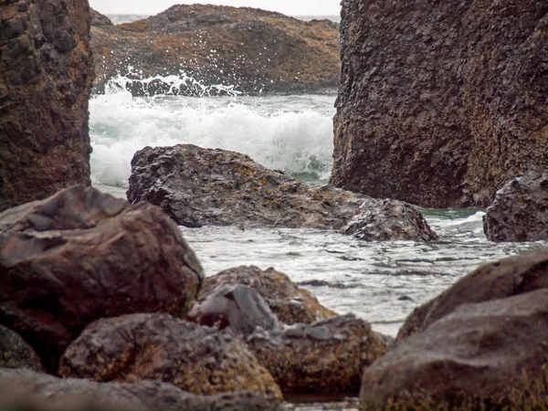 Ondas oceânicas batendo na rocha — Fotografia de Stock