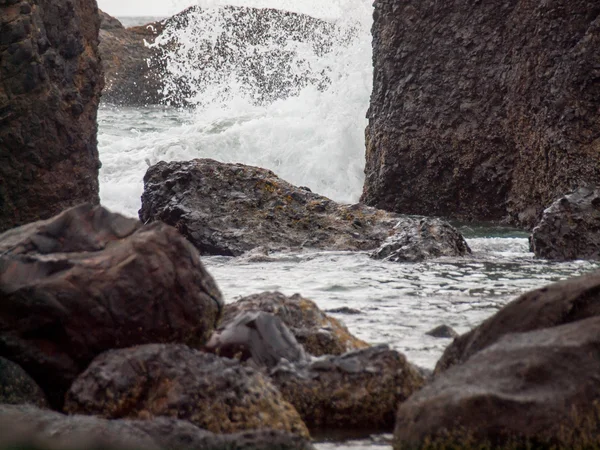 Ocean Waves Crashing on Rock — Stock Photo, Image