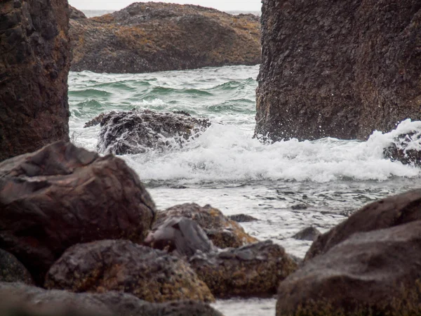 Ondas oceânicas batendo na rocha — Fotografia de Stock