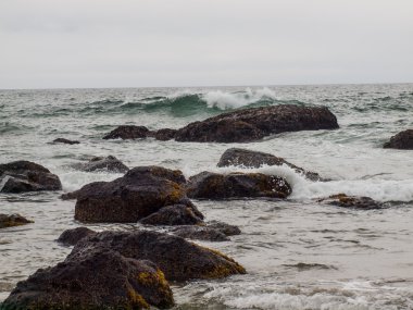 Dalgalar kıyıya vuruyor