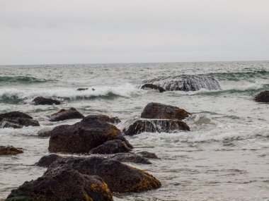 Dalgalar kıyıya vuruyor