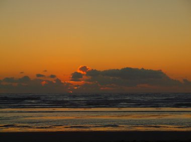 Sahilde altın gün batımı