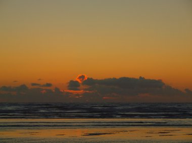 Sahilde altın gün batımı