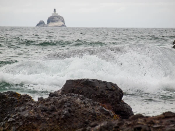 Vågor kraschar på stranden — Stockfoto