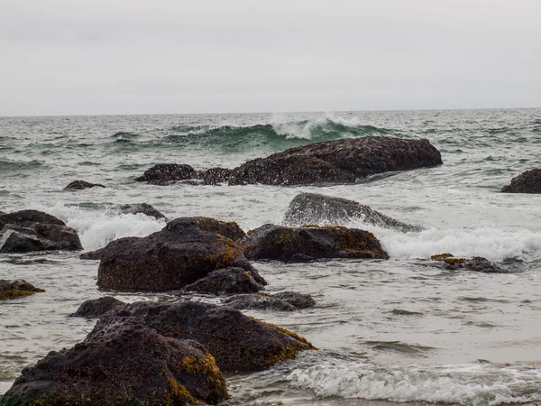 Golven storten neer op de kust. — Stockfoto