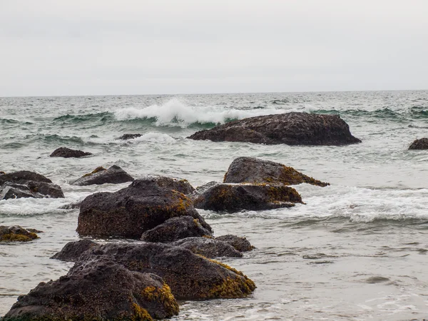 海浪在海岸上冲撞 — 图库照片