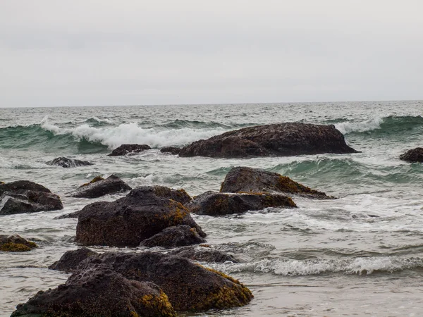 Golven storten neer op de kust. — Stockfoto