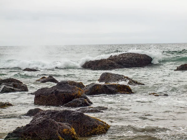 海岸で波がクラッシュ — ストック写真