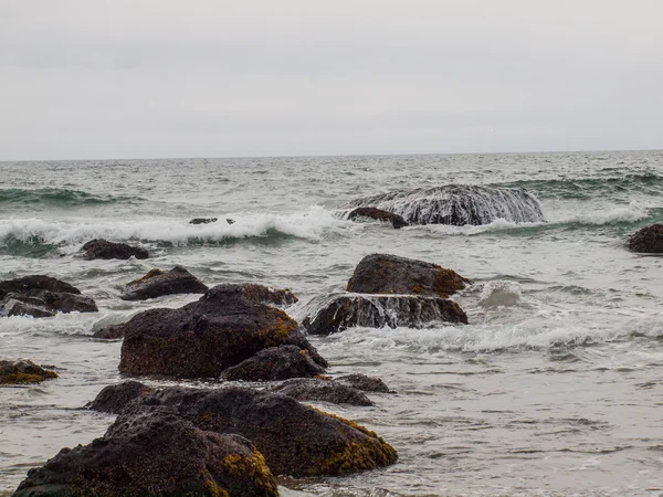 Wellen krachen auf das Ufer — Stockfoto