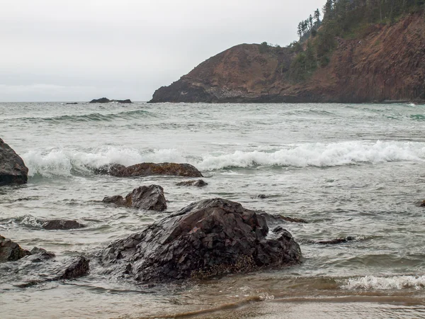 Olas chocando en la orilla — Foto de Stock